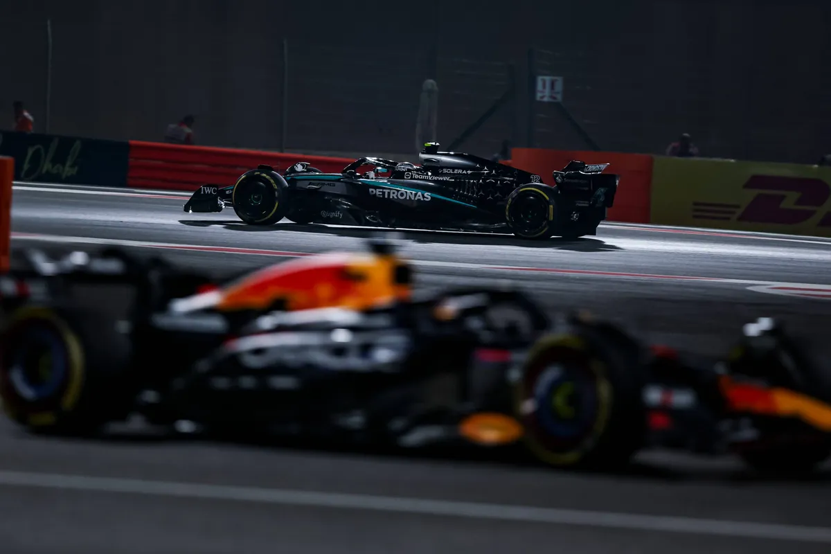 Max Verstappen in zijn Red Bull-auto op de voorgrond, met Mercedes-coureur Kimi Antonelli op de achtergrond in Abu Dhabi 2025
