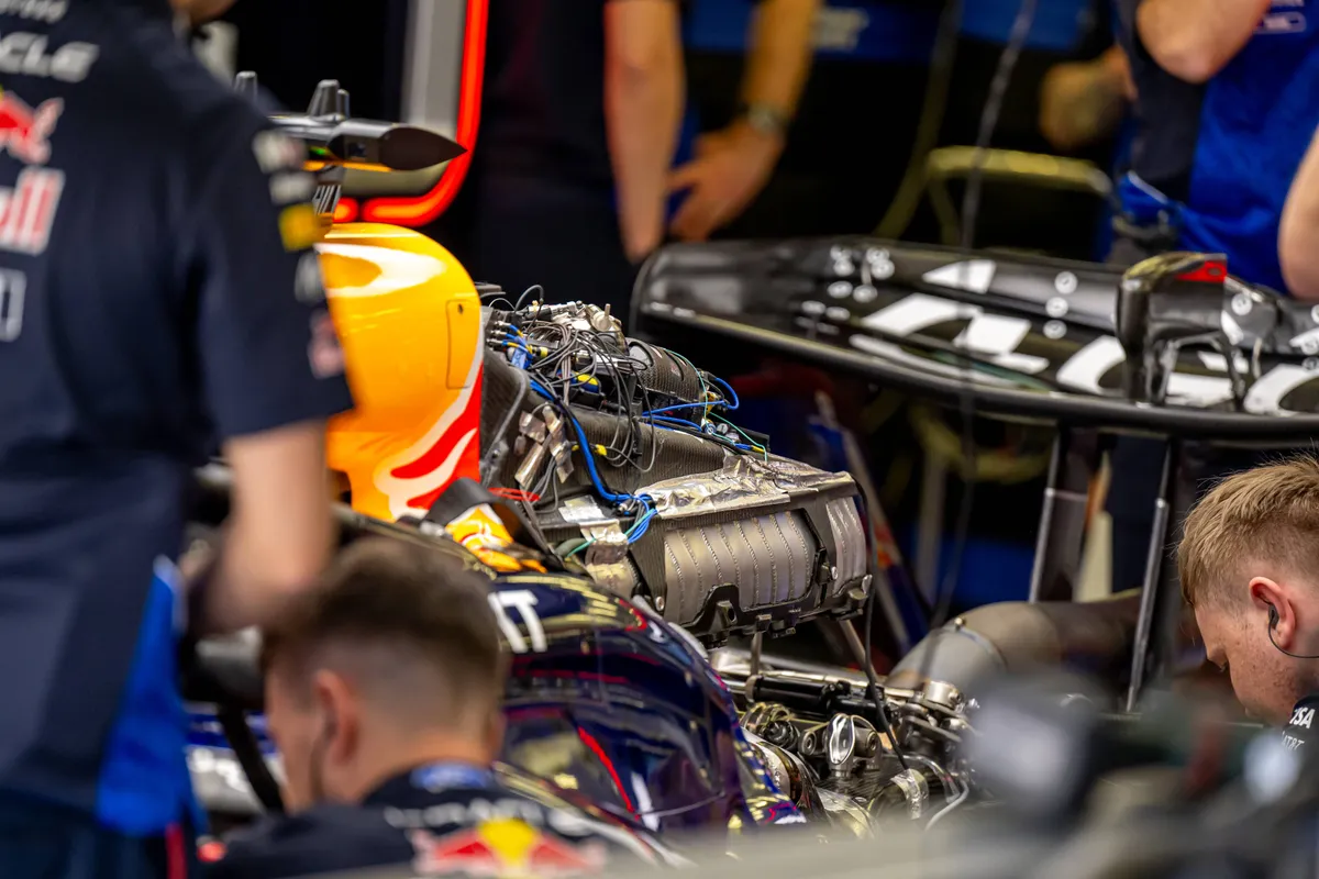 De motor van Red Bull Powertrains in de Red Bull Racing-auto tijdens de 2026 F1-testweek in Bahrein