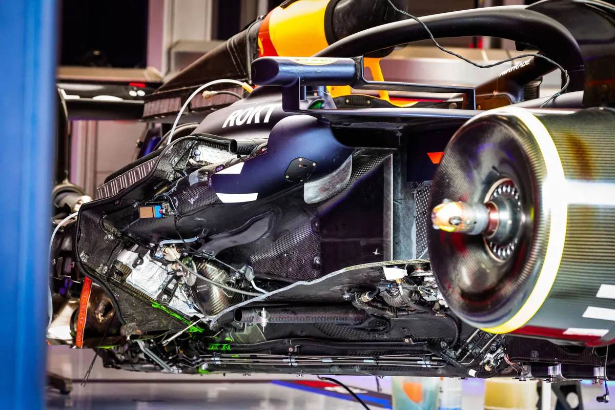 De motor van Red Bull Racing ontleedt in de garage in 2025