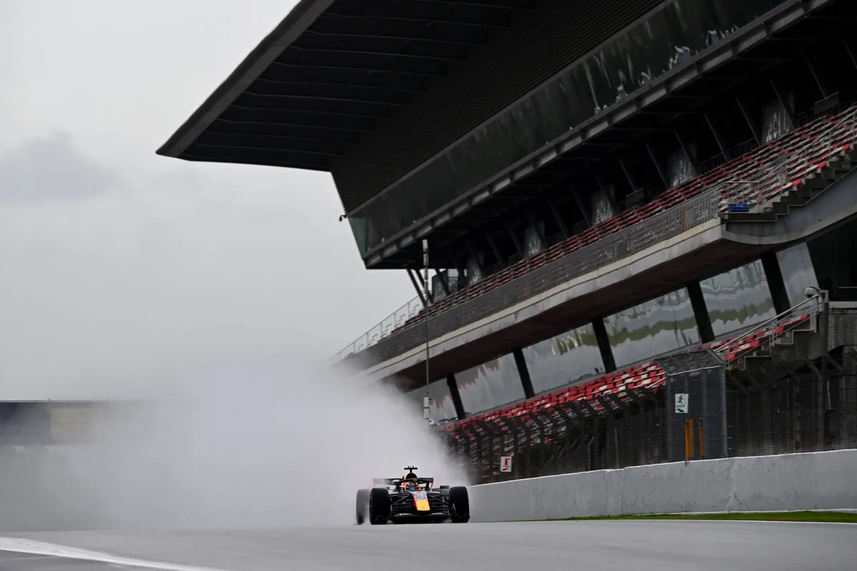 De Red Bull Racing RB22 in de regen tijdens de wintertest in Barcelona