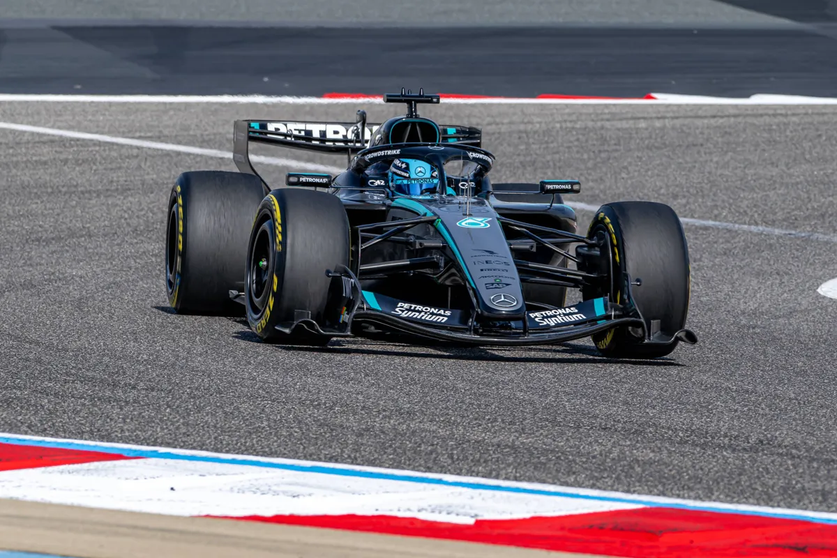 Mercedes-coureur George Russell in de W17 tijdens de testdagen in Bahrein 2026