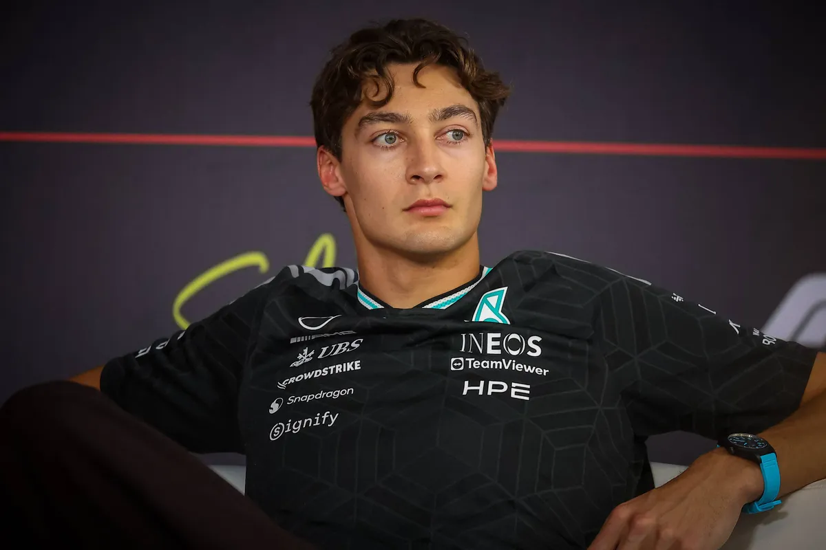 Mercedes-coureur George Russell tijdens de FIA-persconferentie in de 2026 F1-test in Bahrein