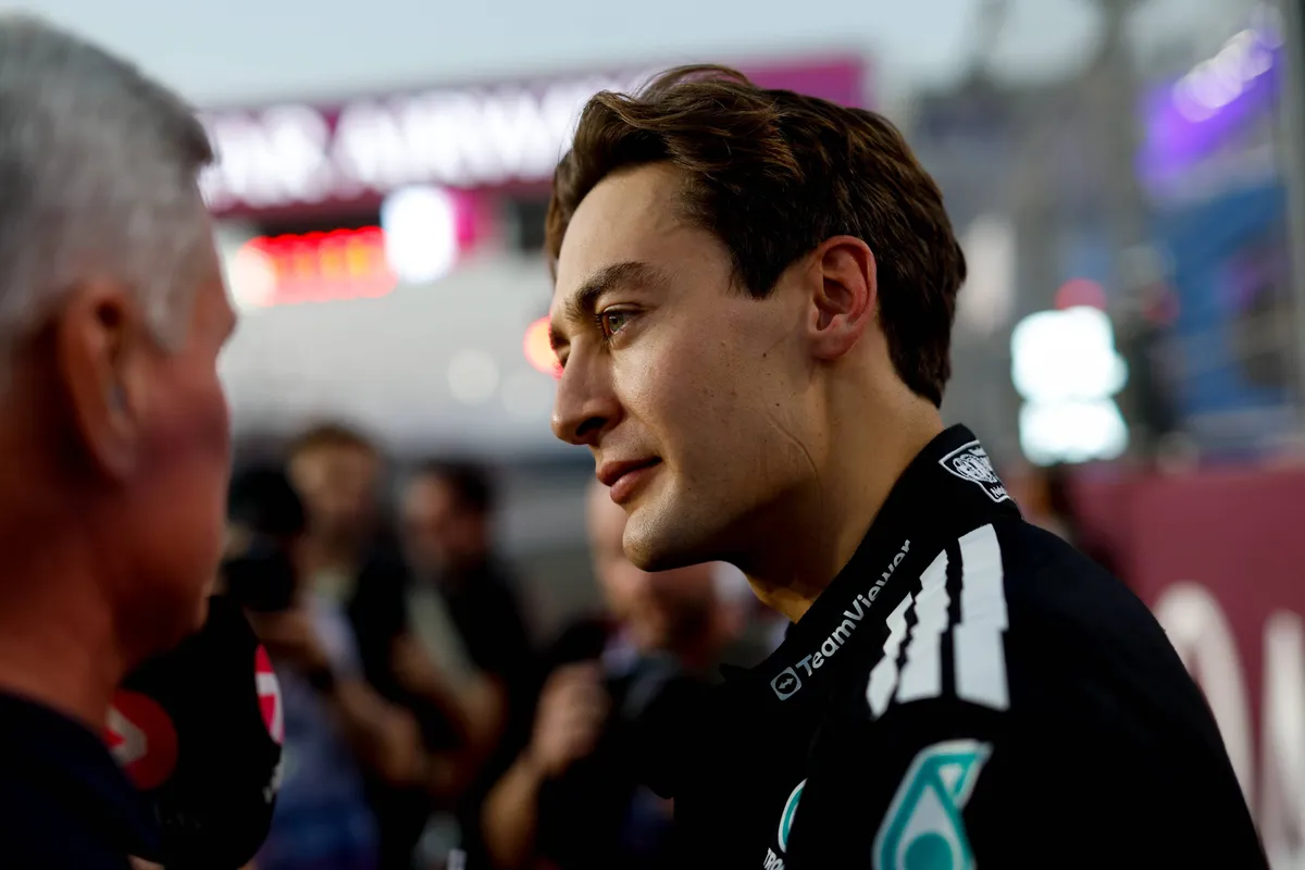 Mercedes-coureur George Russell op de grid in Qatar in gesprek met David Coulthard in 2025