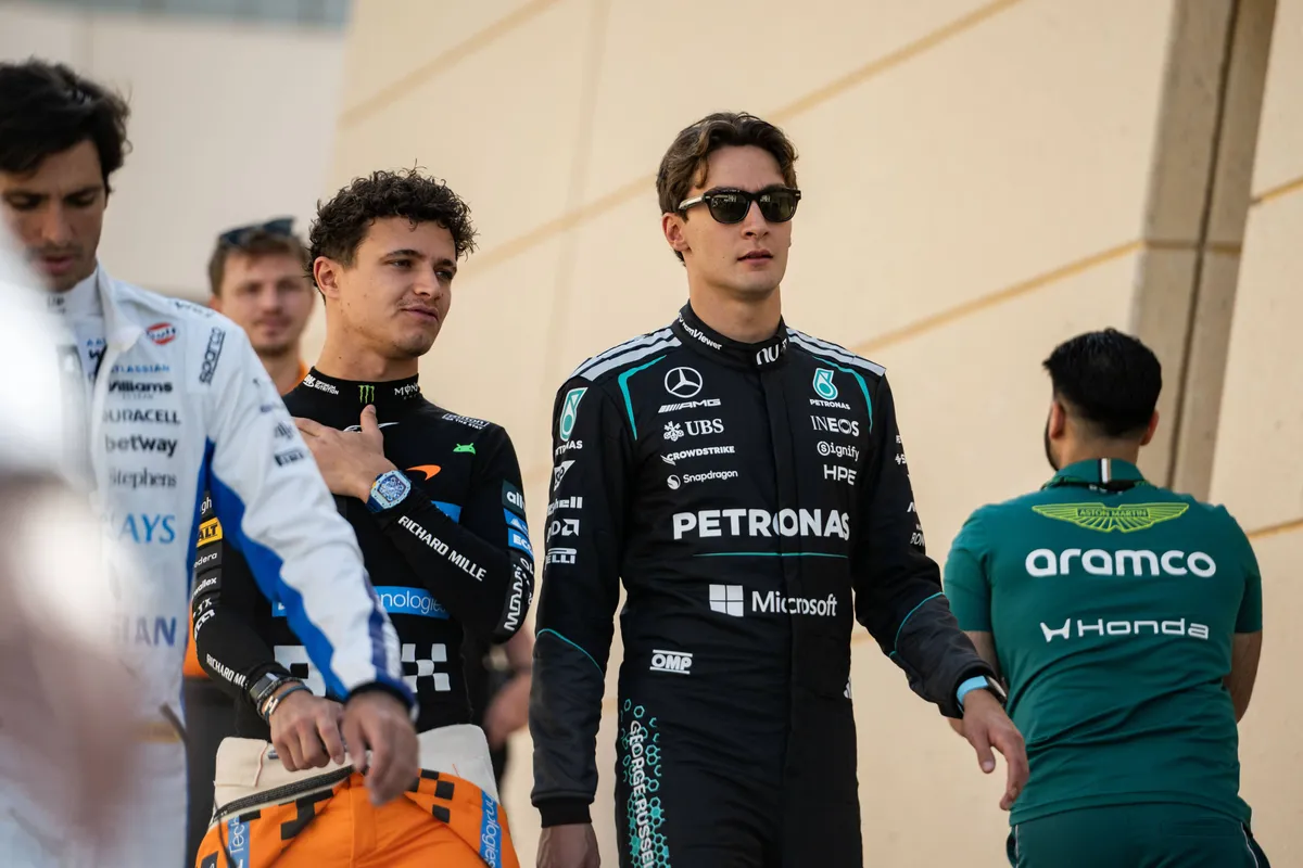 George Russell en Lando Norris tijdens de F1-testdagen in Bahrein