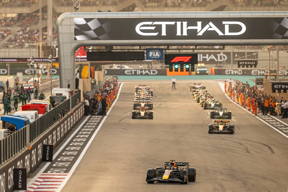 Max Verstappen rijdt weg van het veld tijdens de Abu Dhabi GP start in 2025