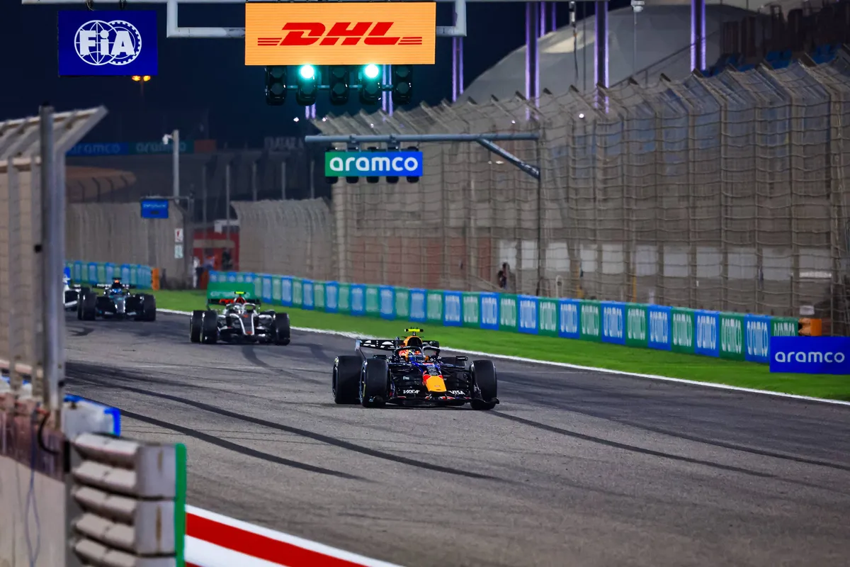 Isack Hadjar voor Red Bull tijdens een proefstart op de grid in Bahrein 2026