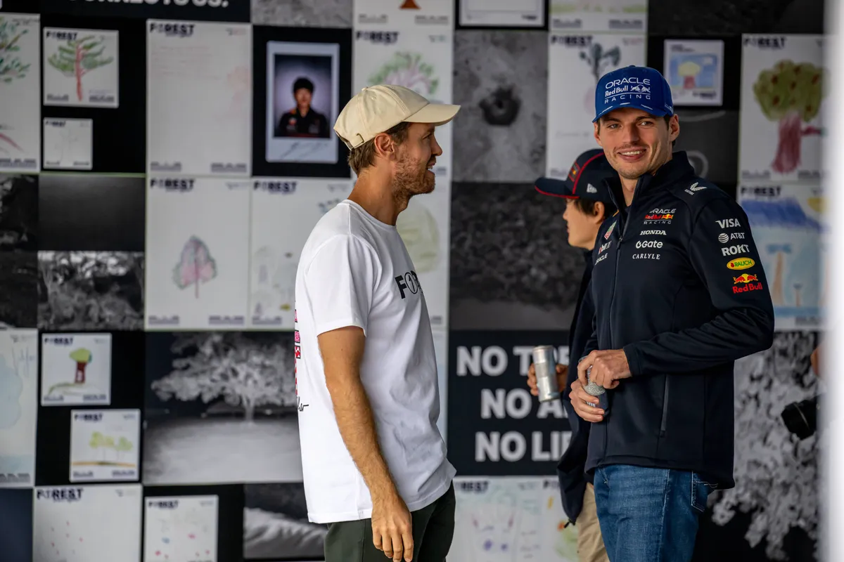 Max Verstappen en Sebastian Vettel voorafgaand aan de GP van Brazilië in 2025
