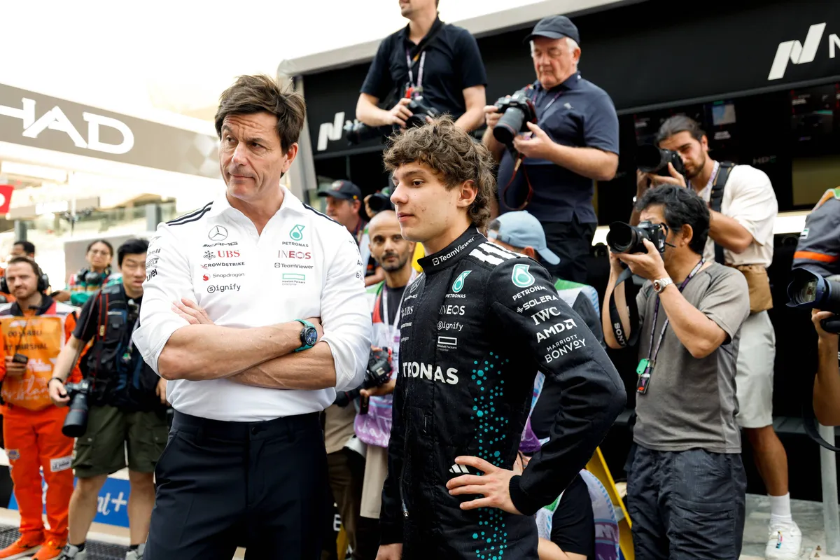 Mercedes-baas Toto Wolff met Kimi Antonelli in 2025