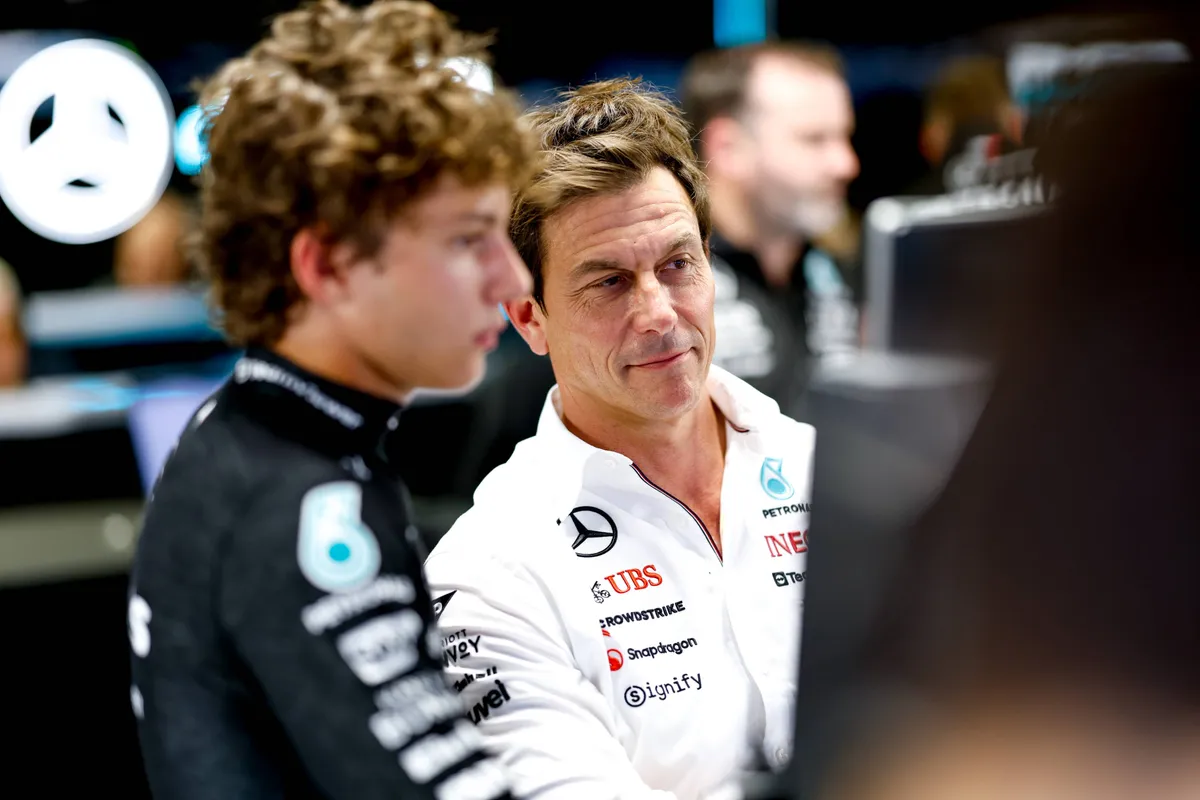 Mercedes-teambaas Toto Wolff met coureur Kimi Antonelli in de garage in 2024