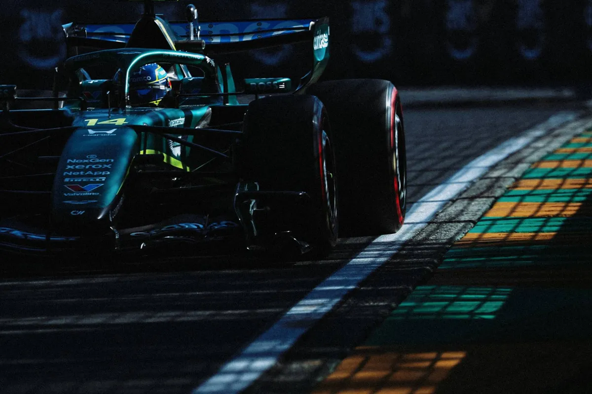 Fernando Alonso in zijn Aston Martin AMR26 tijdens het 2026 F1-weekend in Melbourne