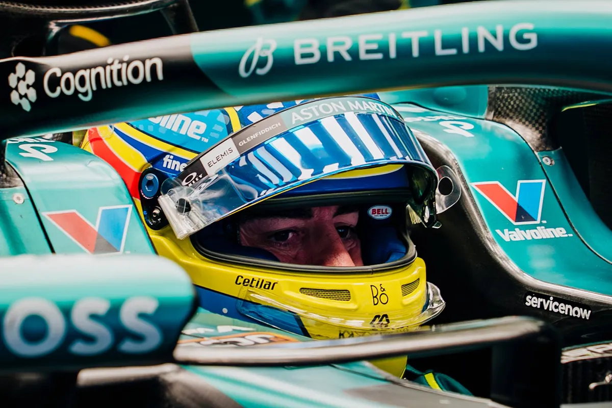 Fernando Alonso in de cockpit van zijn Aston Martin-bolide in China in 2026