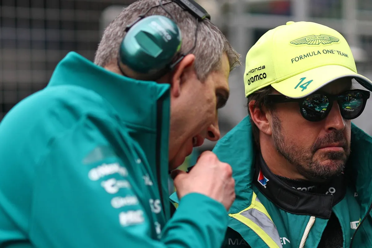 Aston Martin-coureur Fernando Alonso op de F1-grid in China in 2026