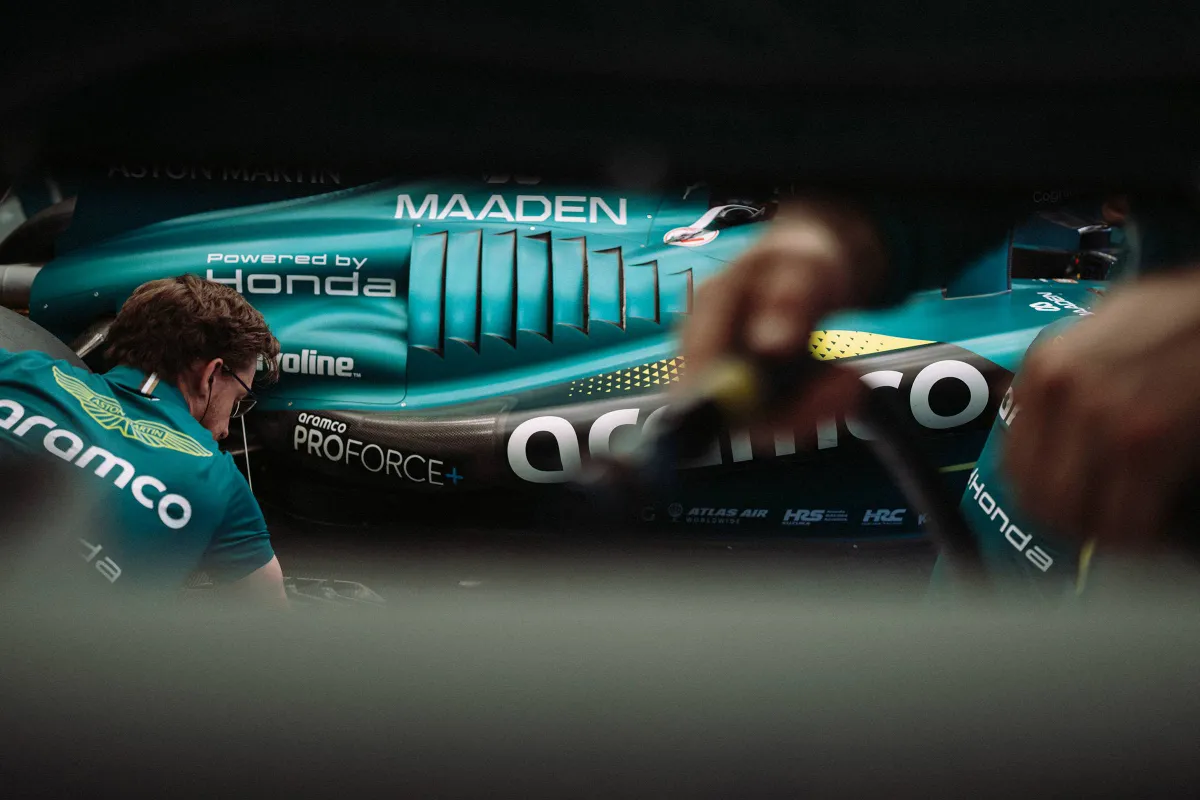 Aston Martin AMR25 met Honda-logo aan de zijkant tijdens de 2026 F1-test in Bahrein