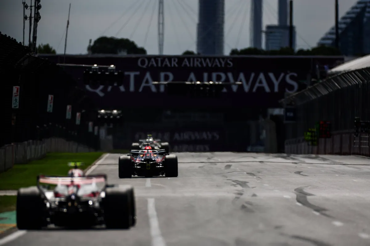 De achterkant van de Red Bull RB22 van Max Verstappen op het rechte stuk in Australië in 2026