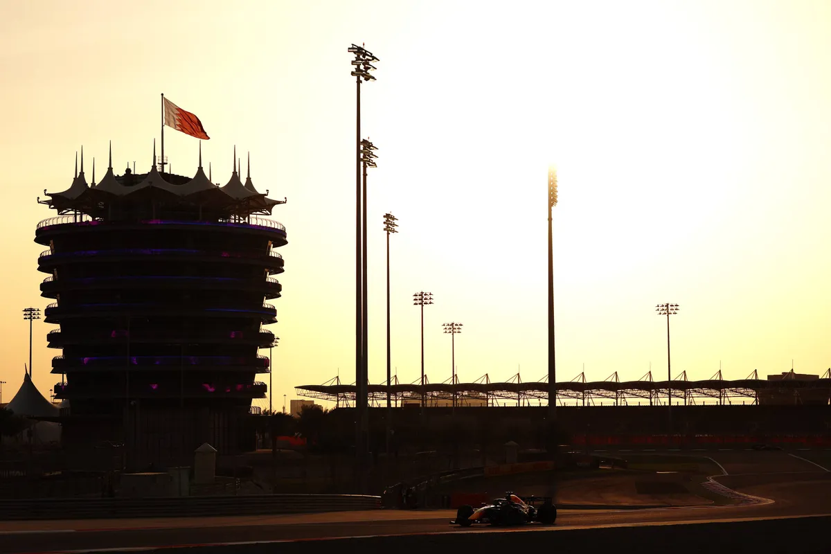 De zonsondergang in Bahrein tijdens de 2026 Formule 1-testdagen