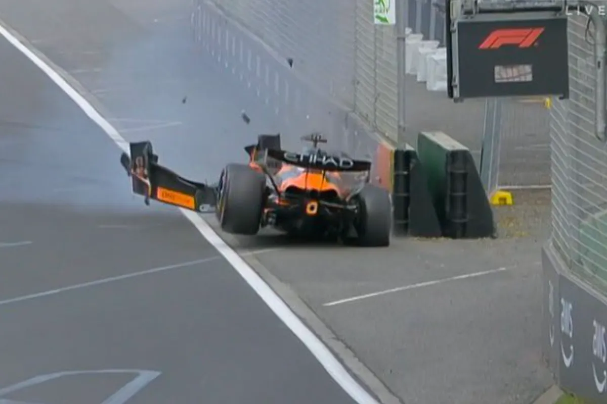 De crash van McLaren-coureur Oscar Piastri voor GP Australië 2026