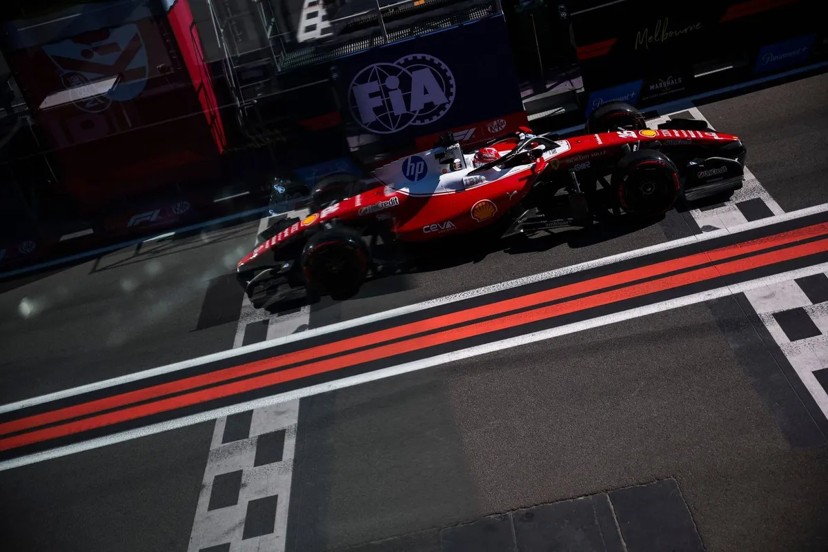 De Ferrari SF-26 van Charles Leclerc in de pitstraat tijdens 2026 F1-weekend in Australië