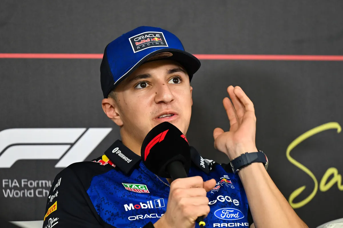 Red Bull-coureur Isack Hadjar tijdens de persconferentie in de 2026 F1-test in Bahrein
