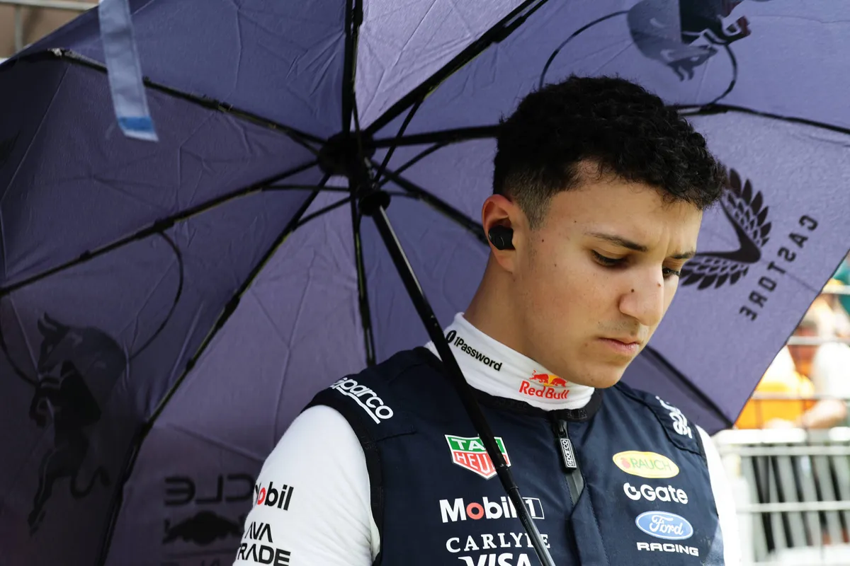 Isack Hadjar onder een paraplu op de F1-grid in Australië