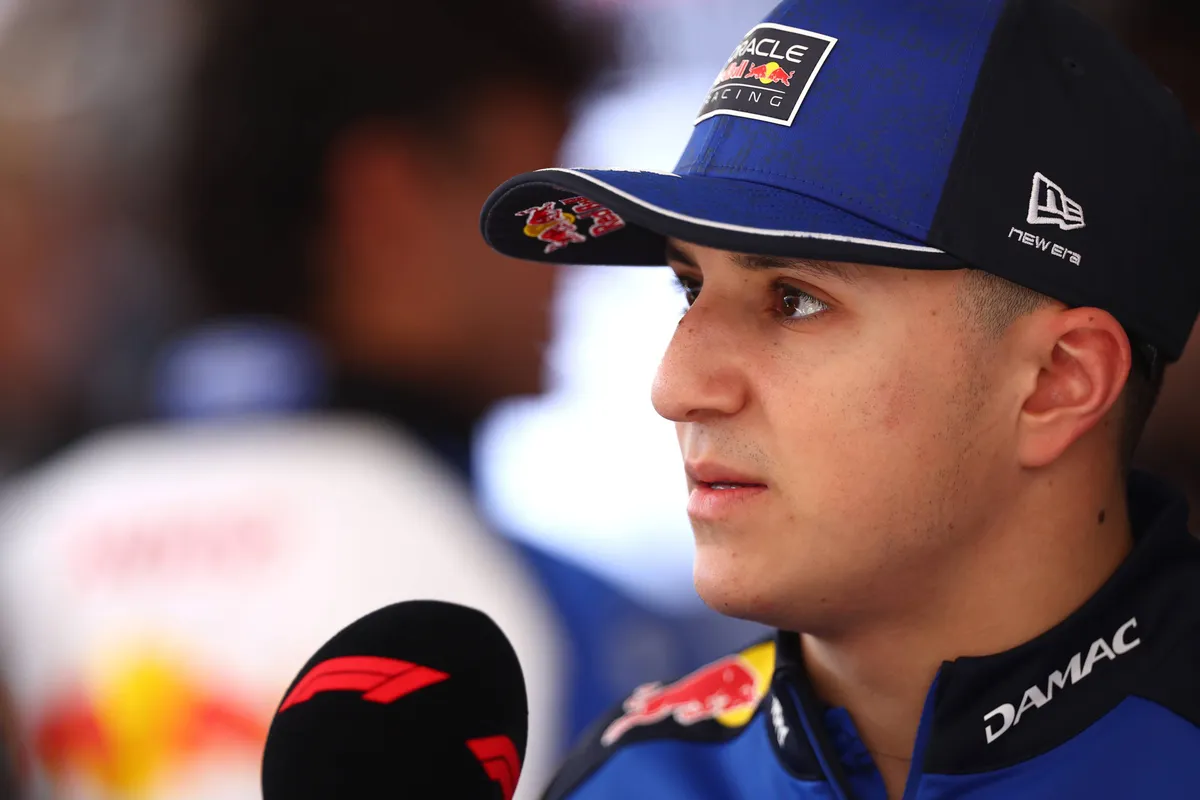 Red Bull-coureur Isack Hadjar staat de pers te woord na de 2026 F1-sprint in China