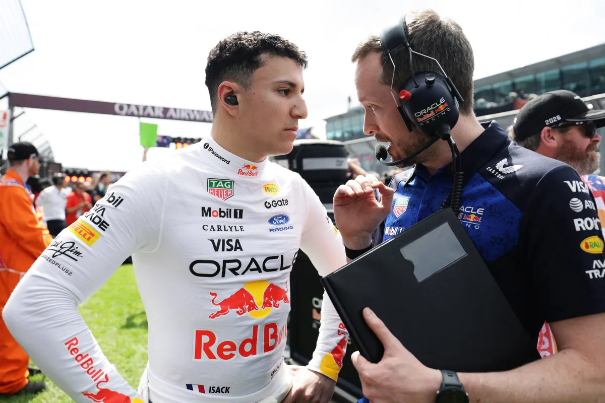 Isack Hadjar in gesprek met zijn race-engineer op de 2026 F1-grid in Australië