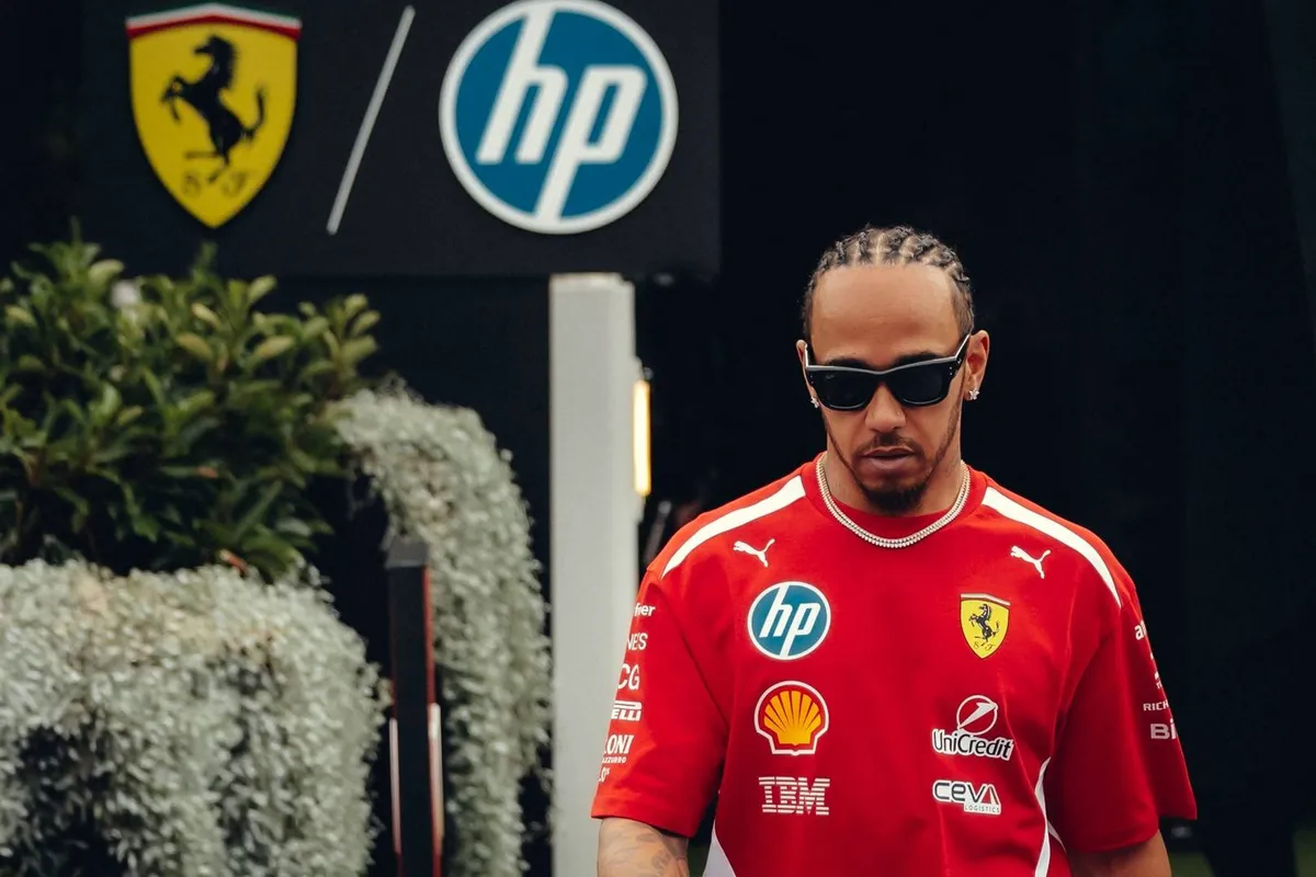 Ferrari-coureur Lewis Hamilton loopt door de F1-paddock tijdens het 2026 F1-weekend in Melbourne