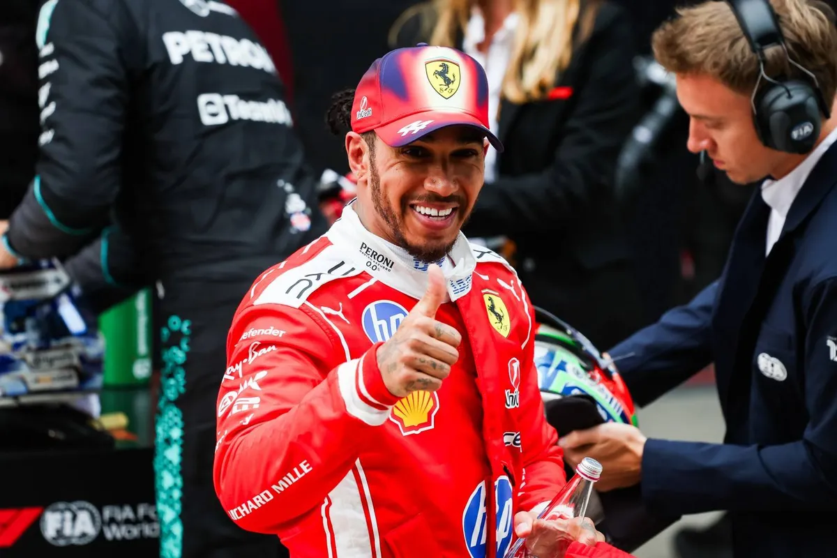 Ferrari-coureur Lewis Hamilton steekt zijn duim op tijdens 2026 F1-race in China