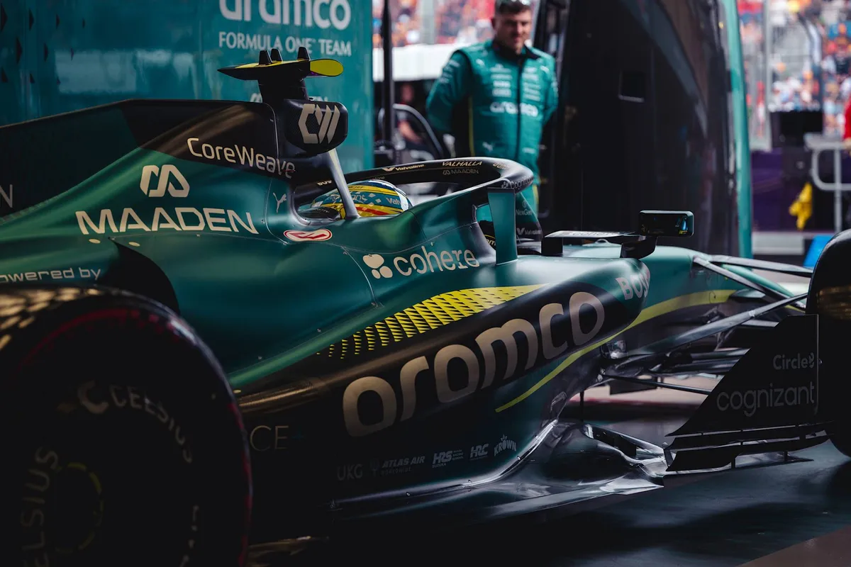 Fernando Alonso in de Aston Martin AMR26 in de garage in Australië 2026
