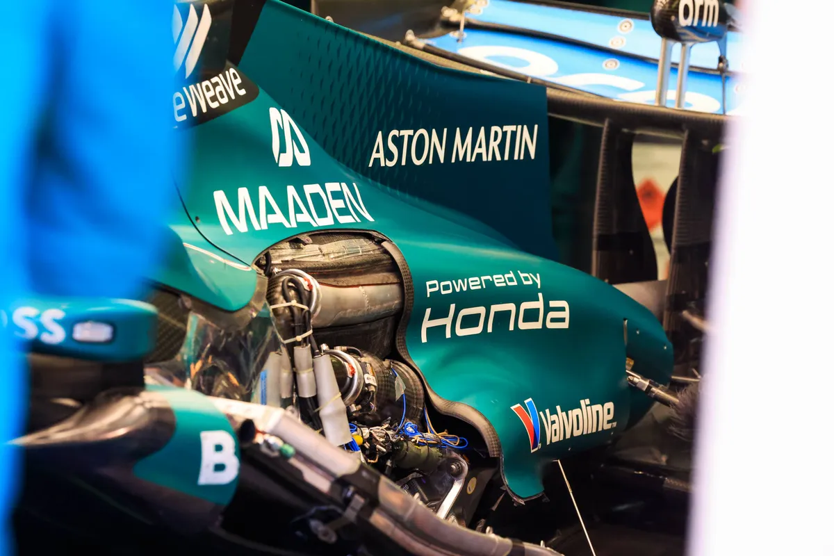 De Honda-motor in de Aston Martin AMR26 van Lance Stroll en Fernando Alonso in de garage tijdens de 2026 F1-test in Bahrein