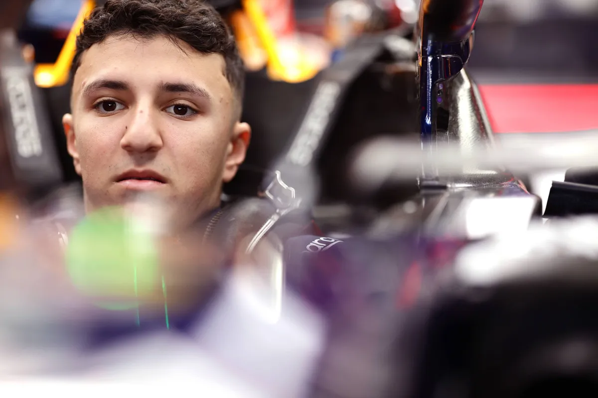 Red Bull-coureur Isack Hadjar in zijn RB22 tijdens 2026 F1-weekend in Japan
