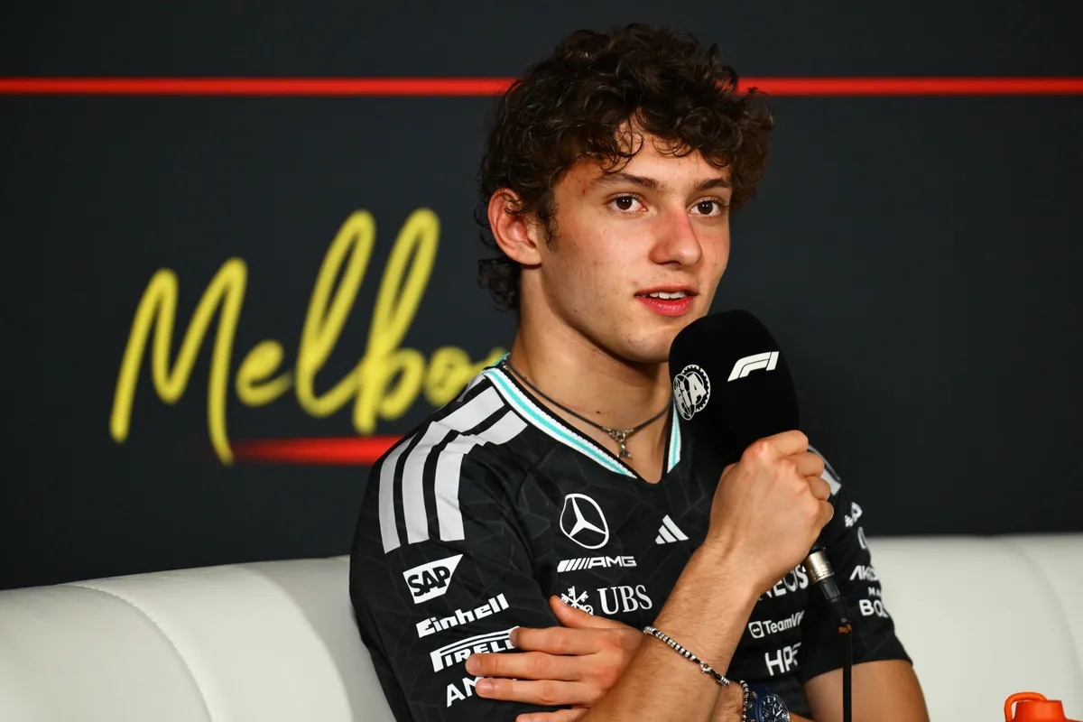 Mercedes-coureur Kimi Antonelli tijdens de persconferentie in Melbourne in 2026