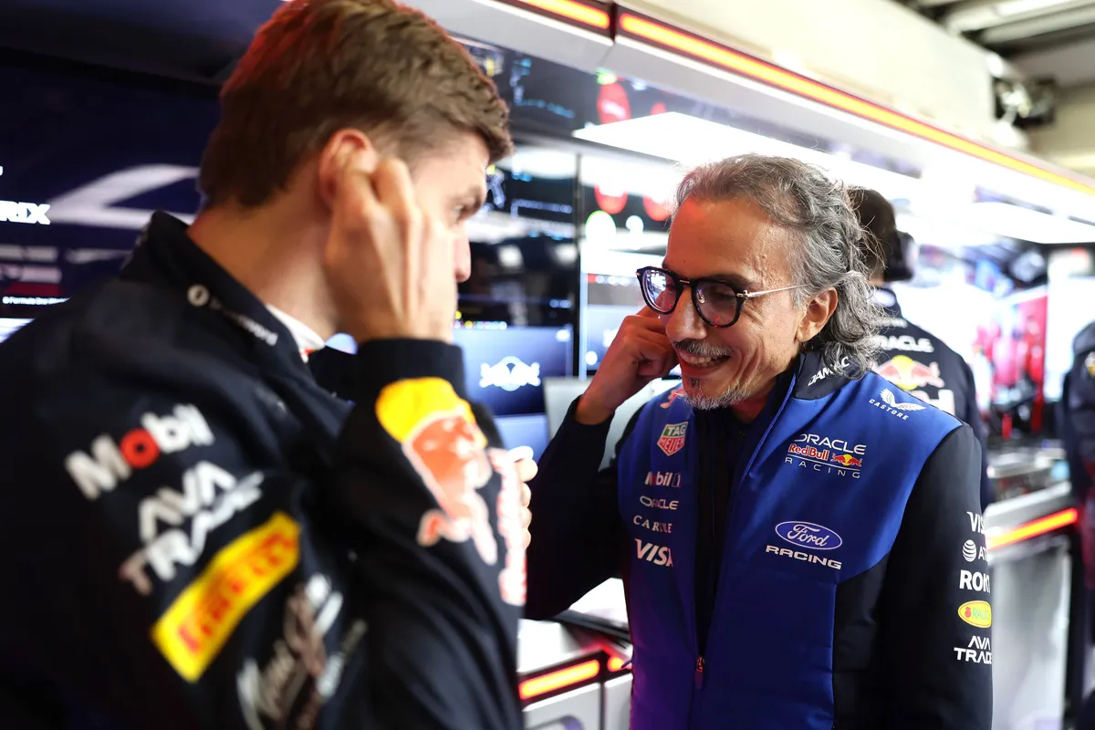 Red Bull-coureur Max Verstappen met teambaas Laurent Mekies in de F1-garage in China