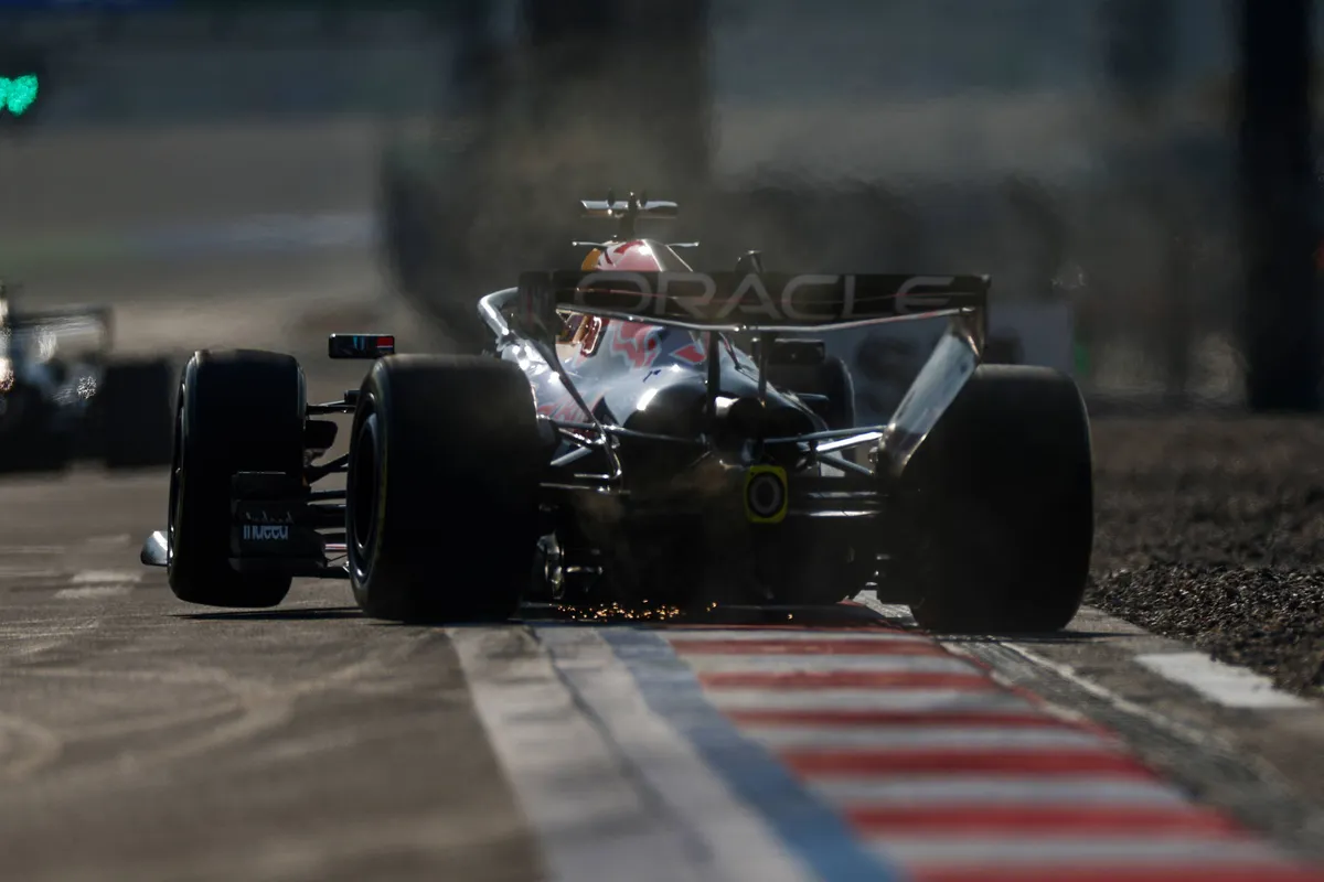 De achterkant van de Red Bull RB22 van Max Verstappen stapt uit in de laatste bocht tijdens het 2026 F1-weekend in China