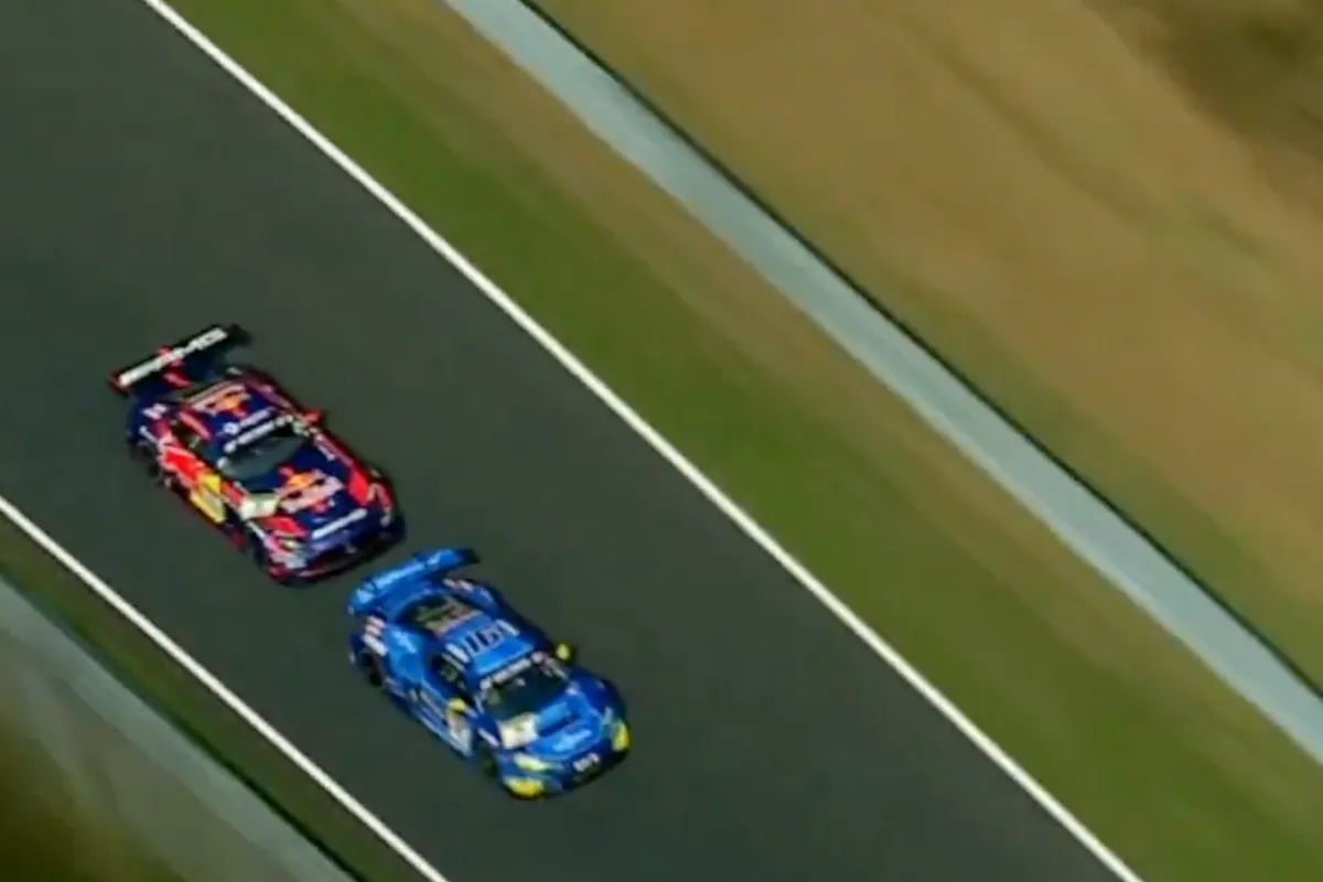 De bijna crash van Max Verstappen tijdens NLS2