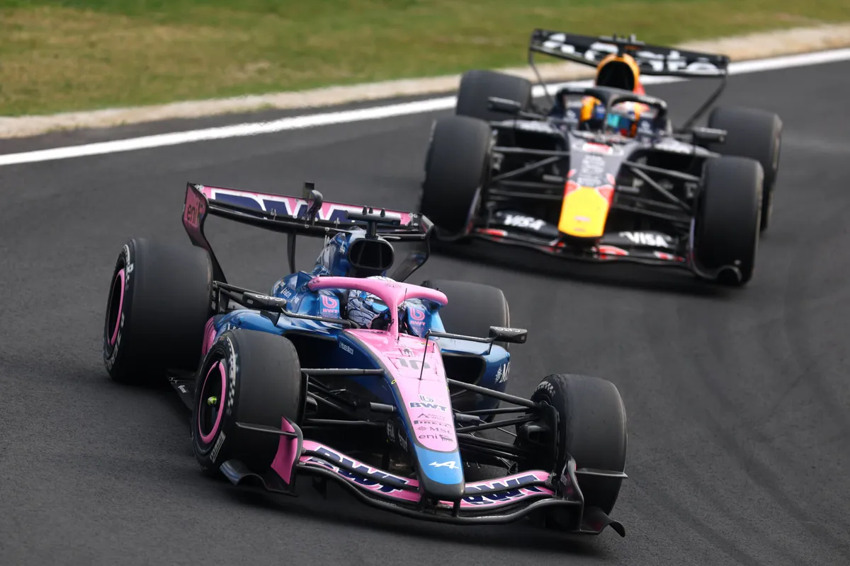 Max Verstappen en Pierre Galsy tijdens 2026 F1 GP Japan