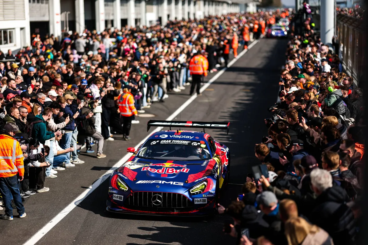 Max Verstappen in de Mercedes-AMG GT3 op de Nürburgring in 2026