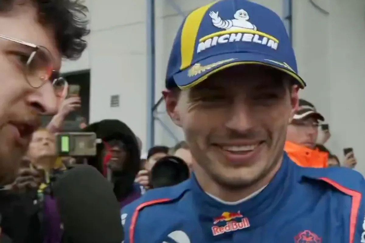 Max Verstappen lacht tijdens het interview na de NLS2-race op de Nürburgring Nordschleife