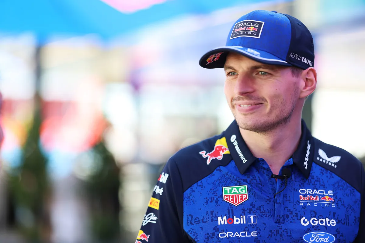 Max Verstappen heeft een lach op zijn gezicht als Red Bull-coureur tijdens het 2026 F1-weekend in Australië
