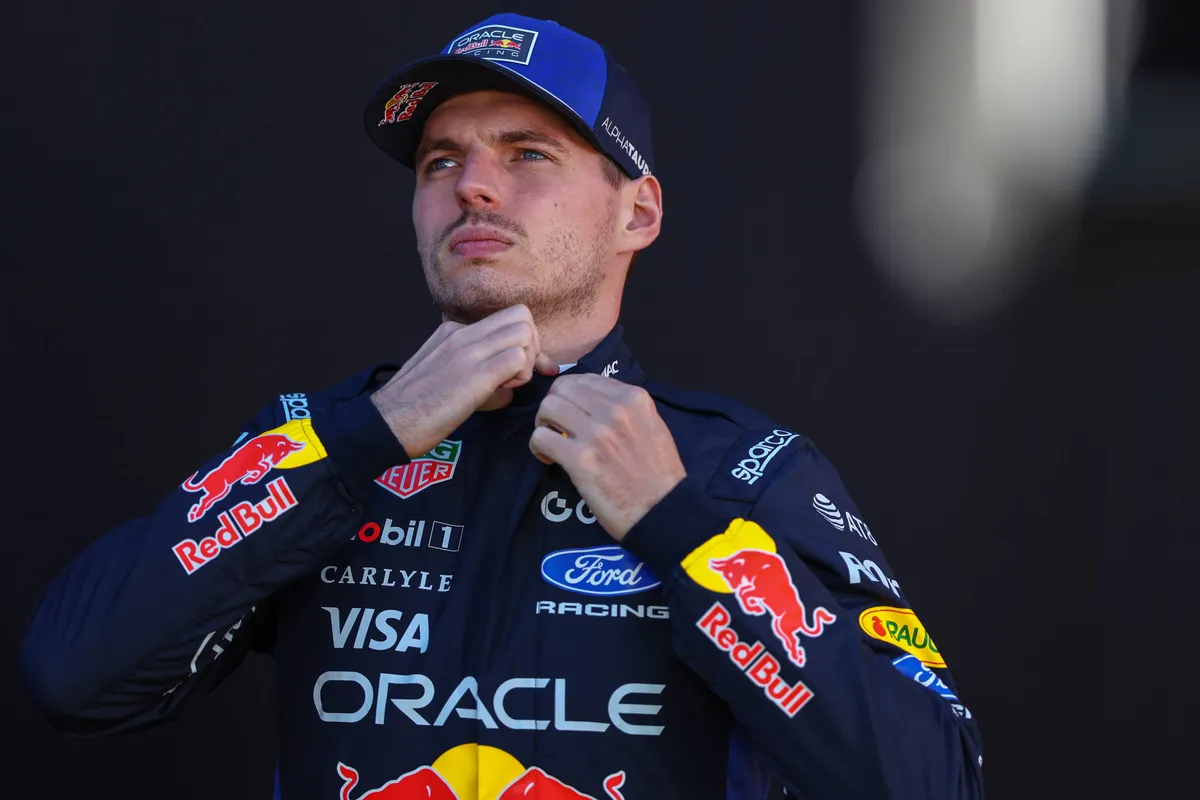 Max Verstappen knoopt zijn racepak dicht tijdens het 2026 F1-weekend in Melbourne