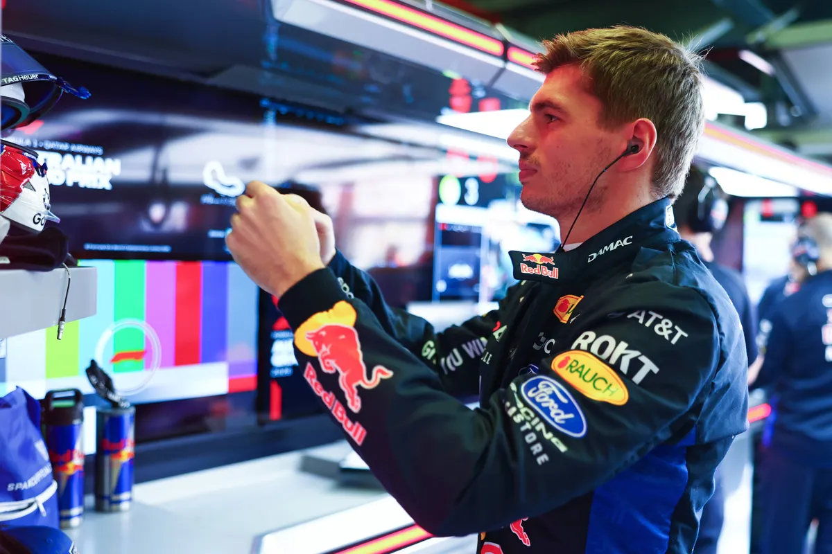 Max Verstappen maakt zich klaar voor de vrije trainingen in Australië in de Red Bull-garage in 2026