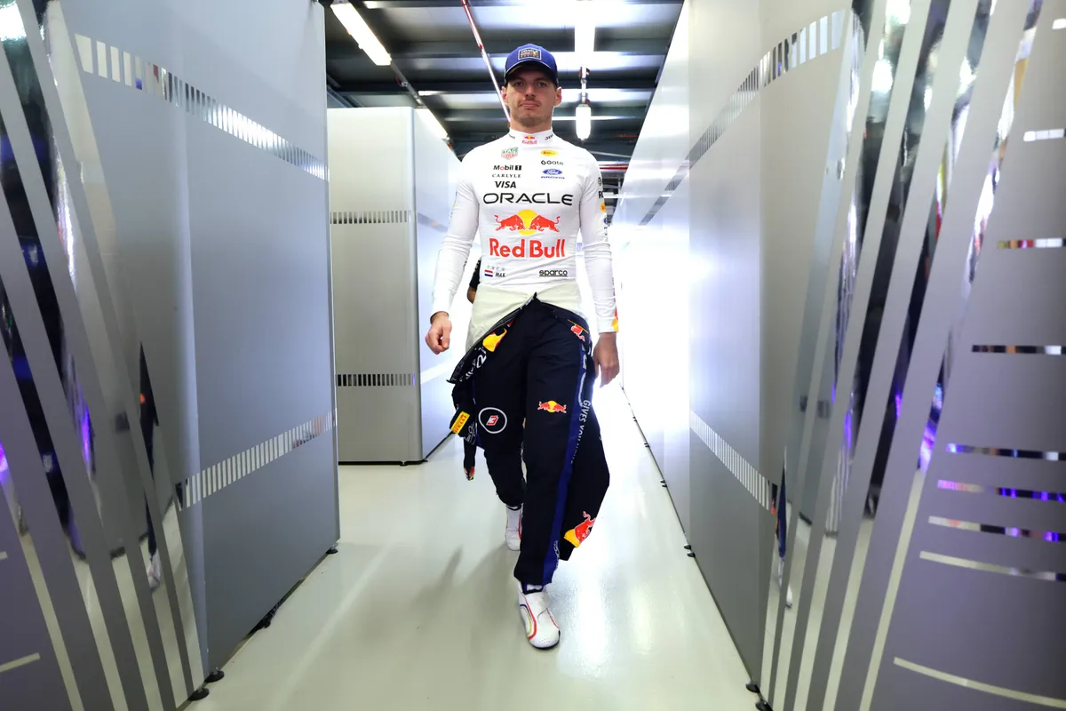 Max Verstappen loopt de Red Bull-garage binnen voor de kwalificatie voor het 2026 F1-weekend in Australië