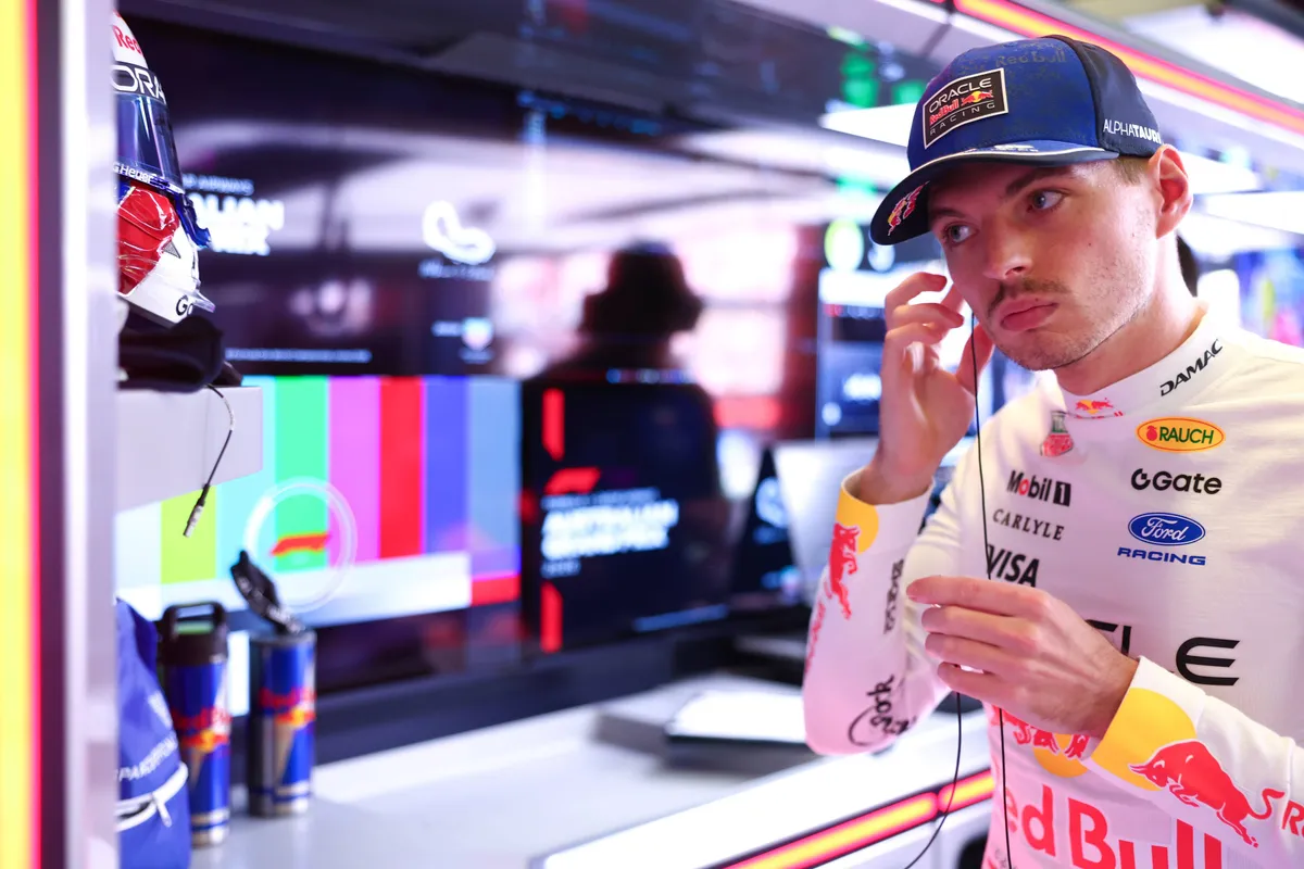 Red Bull-coureur Max Verstappen in de garage in Australië in 2026