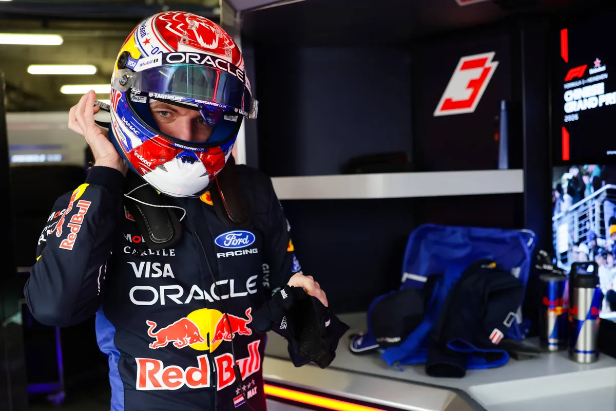 Red Bull-coureur Max Verstappen in de garage in China in 2026