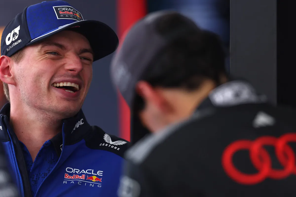 Max Verstappen lachend in gesprek met Gabriel Bortoleto tijdens 2026 F1-weekend in China