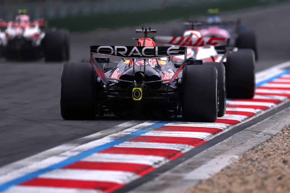 De Red Bull RB22 van Max Verstappen tijdens de 2026 F1-race in China