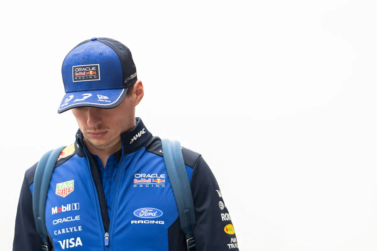 Red Bull-coureur Max Verstappen kijkt naar beneden in China