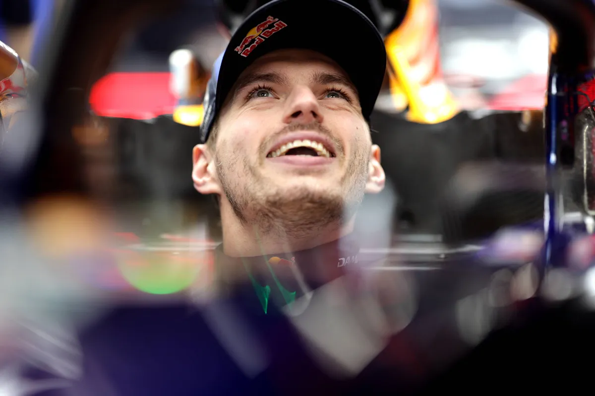 Max Verstappen lacht in zijn Red Bull-cockpit in Japan in 2026