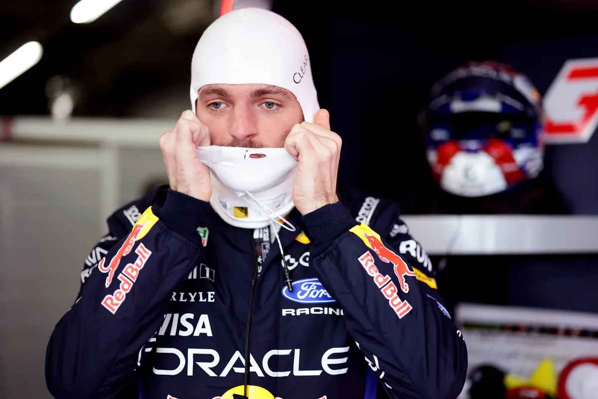 Red Bull-coureur Max Verstappen tijdens VT1 in Japan in 2026