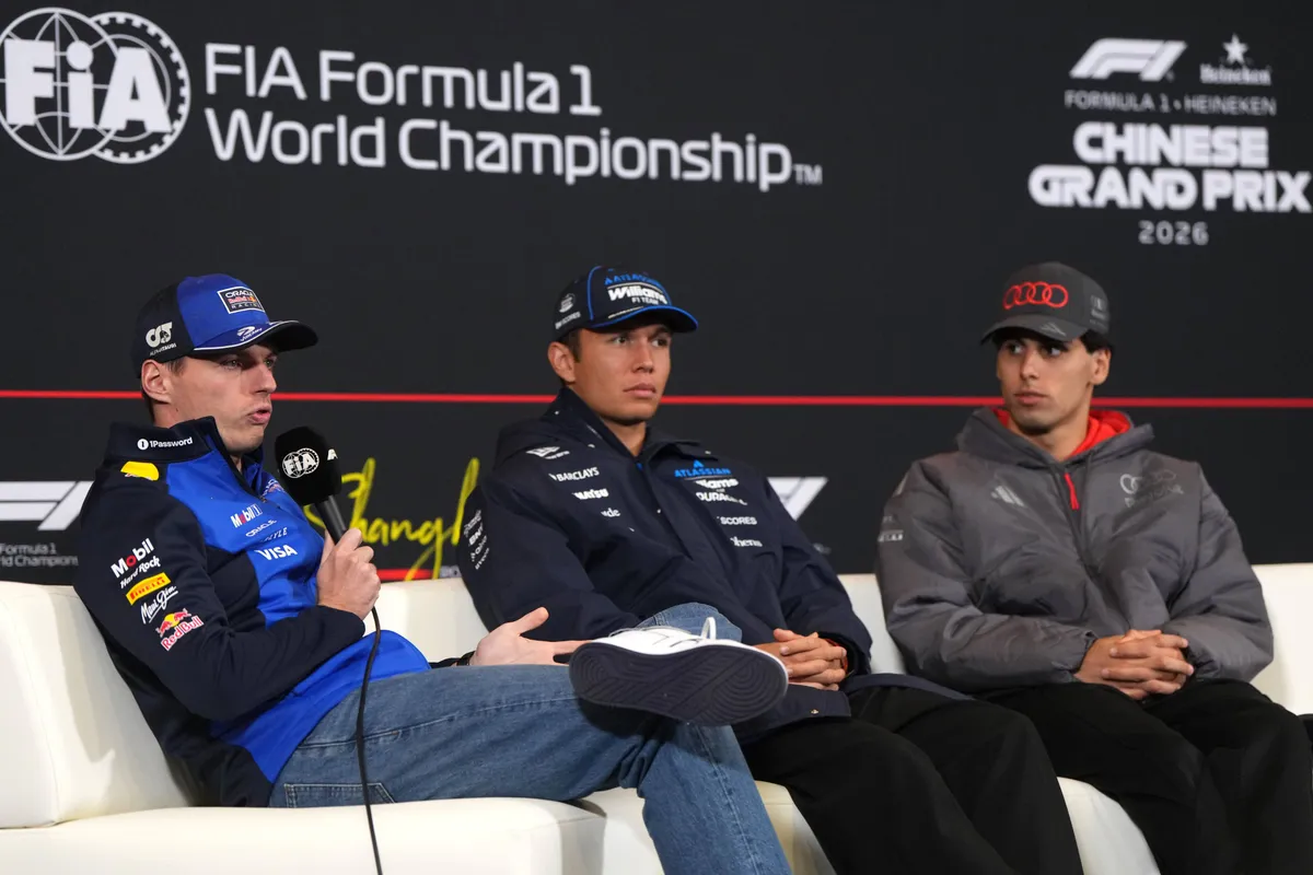 Max Verstappen Alex Albon en Gabriel Bortoleto in de FIA persconferentie in 2026