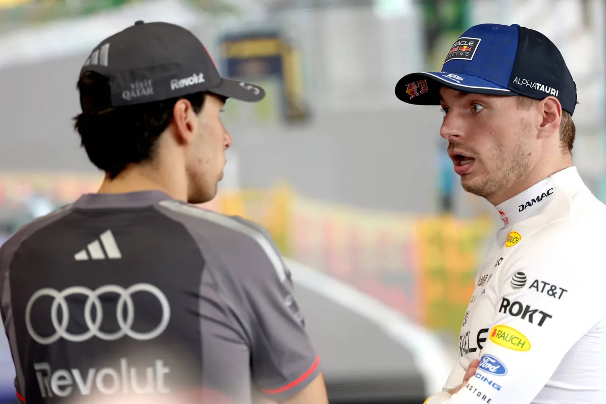 Max Verstappen en Audi-coureur Gabriel Bortoleto met elkaar in gesprek voor de 2026 F1-race in Australië